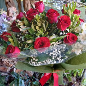 Buquê 12 rosas vermelhas nacionais