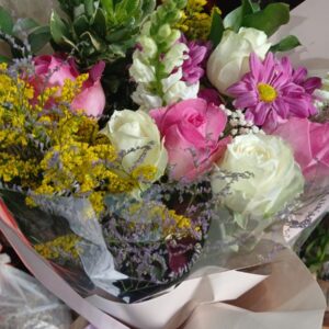 Buquê rosas brancas e liláses